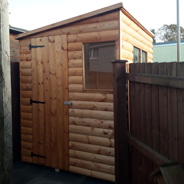 Pent loglap shed with side door